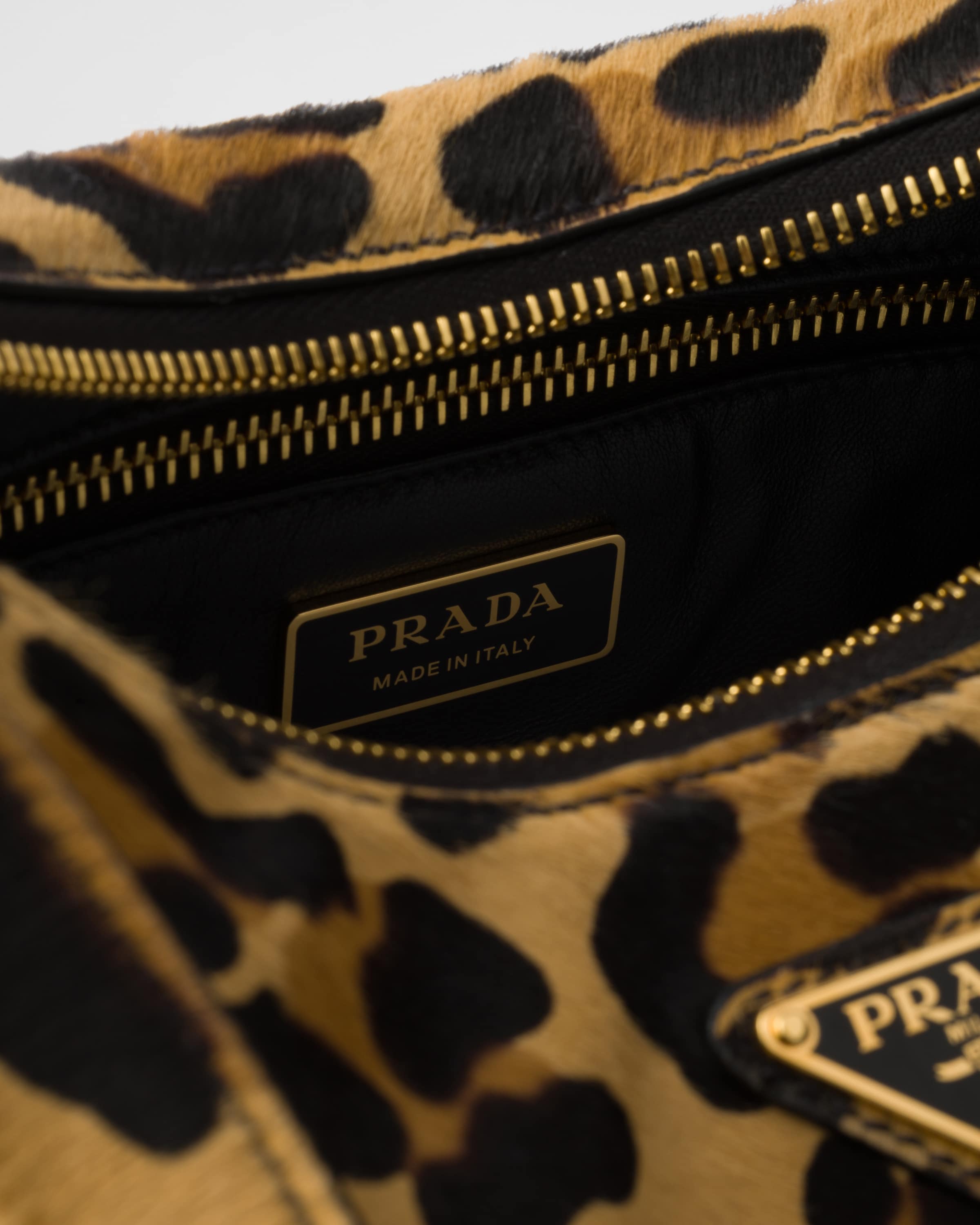 Сумка Prada Aimèe среднего размера из кожи с принтом на плечо Prada, медовые — фото 4
