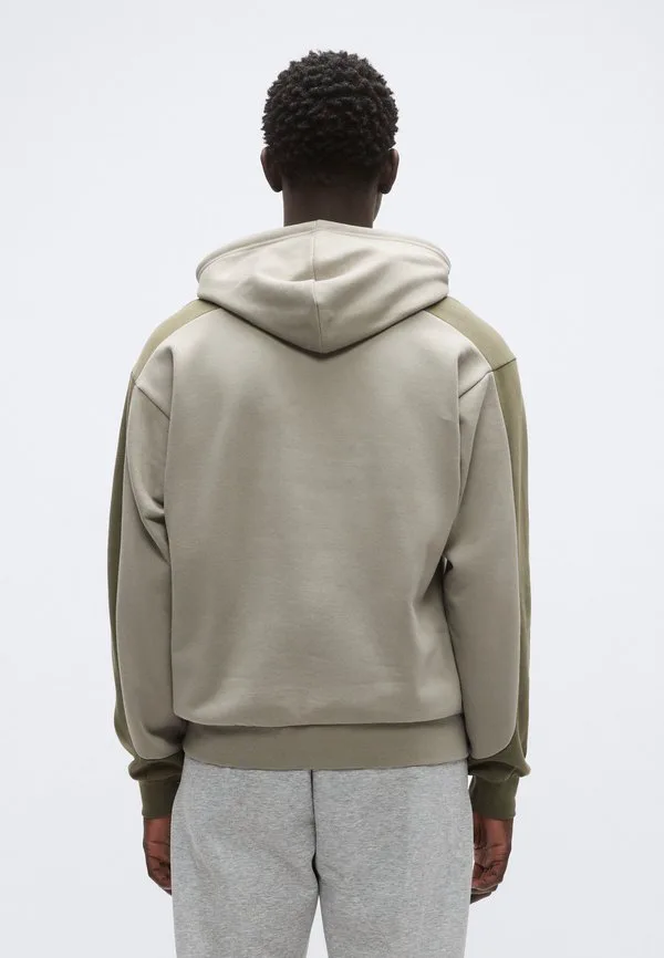 Толстовка с капюшоном в университетском стиле Adidas Sportswear, Silver-Coloured Pebble/Olive Strata — фото 3