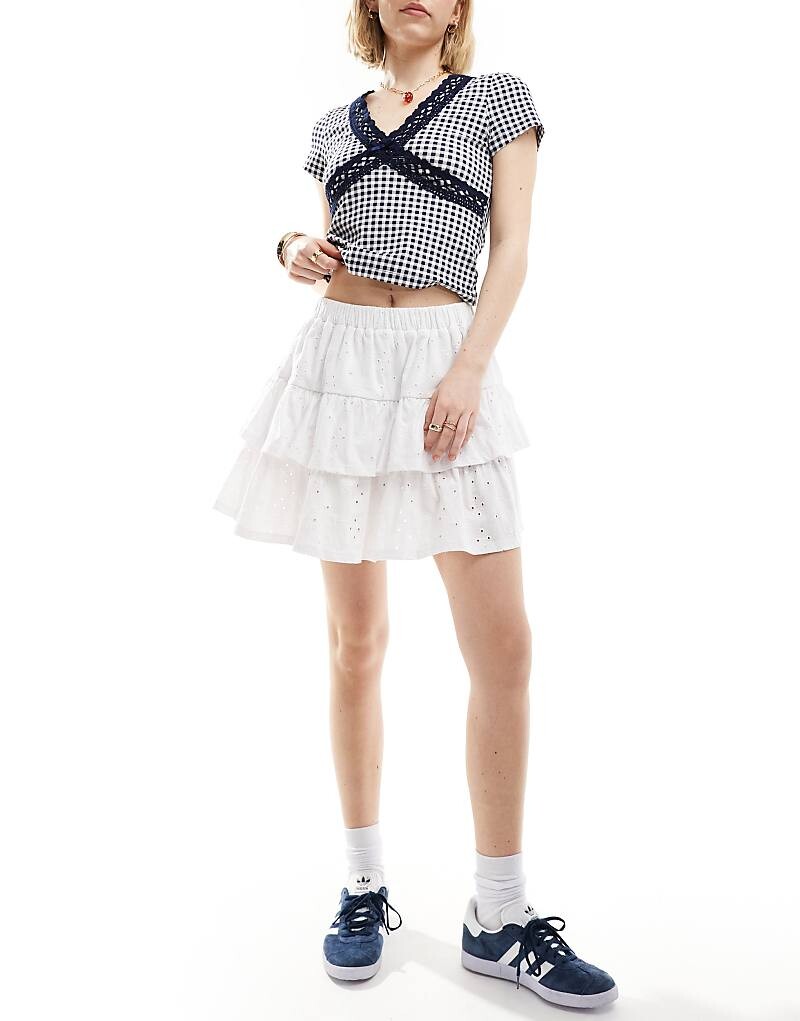 

ASOS DESIGN – Белая многоярусная юбка с вышивкой люверсов