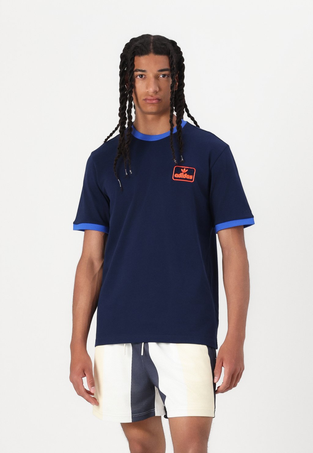 

Базовая футболка CONTRAST TEE Adidas Originals, темно-синий