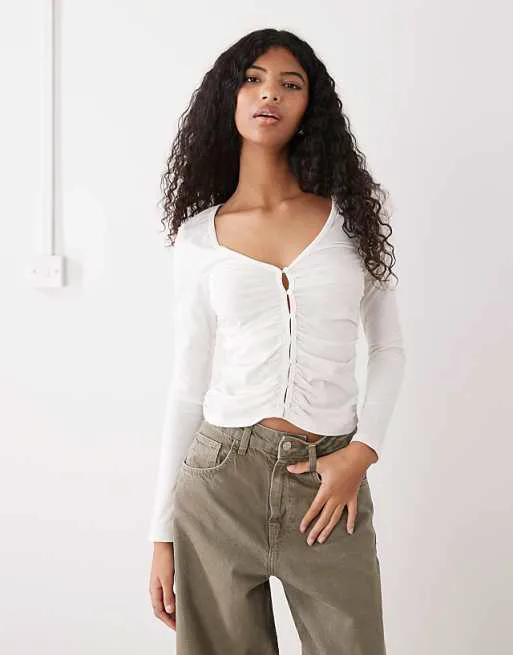 

Белый трикотажный топ со сборками и пуговицами Monki