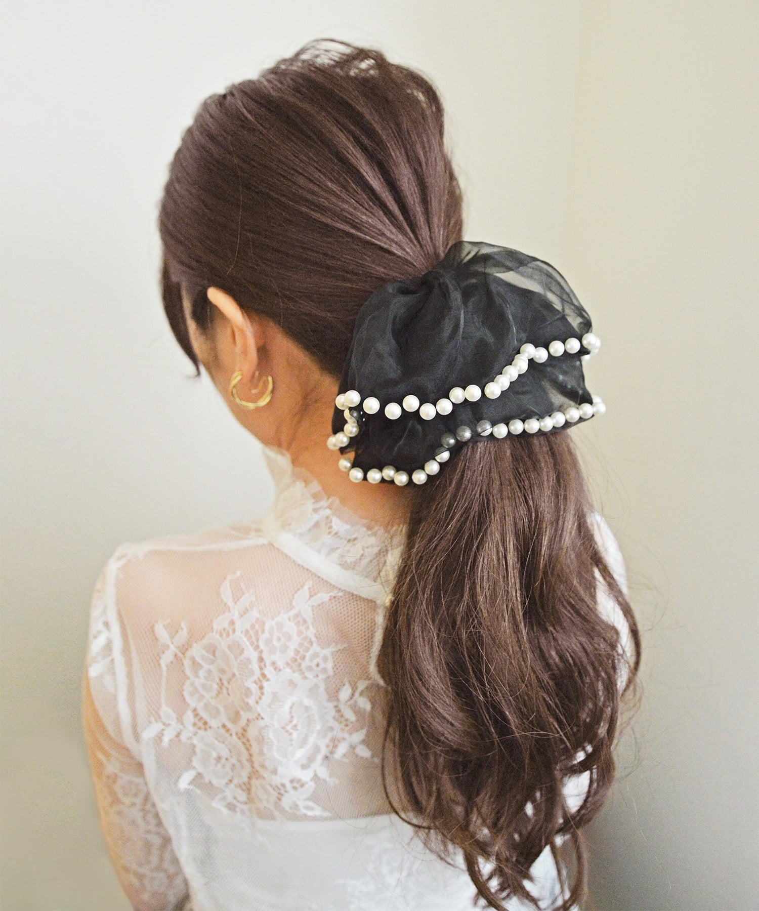 Резинка для волос /Pearl organza scrunchie Styiro, BK — фото 3