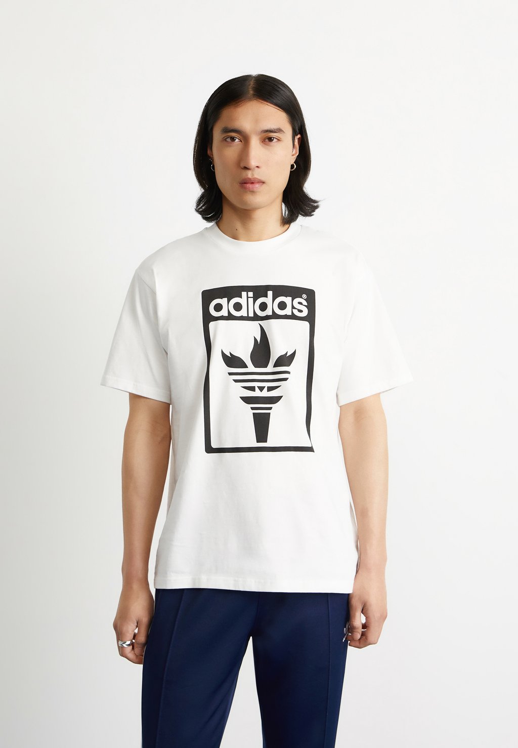 

Футболка с принтом Trefoil Torch adidas Originals, белая