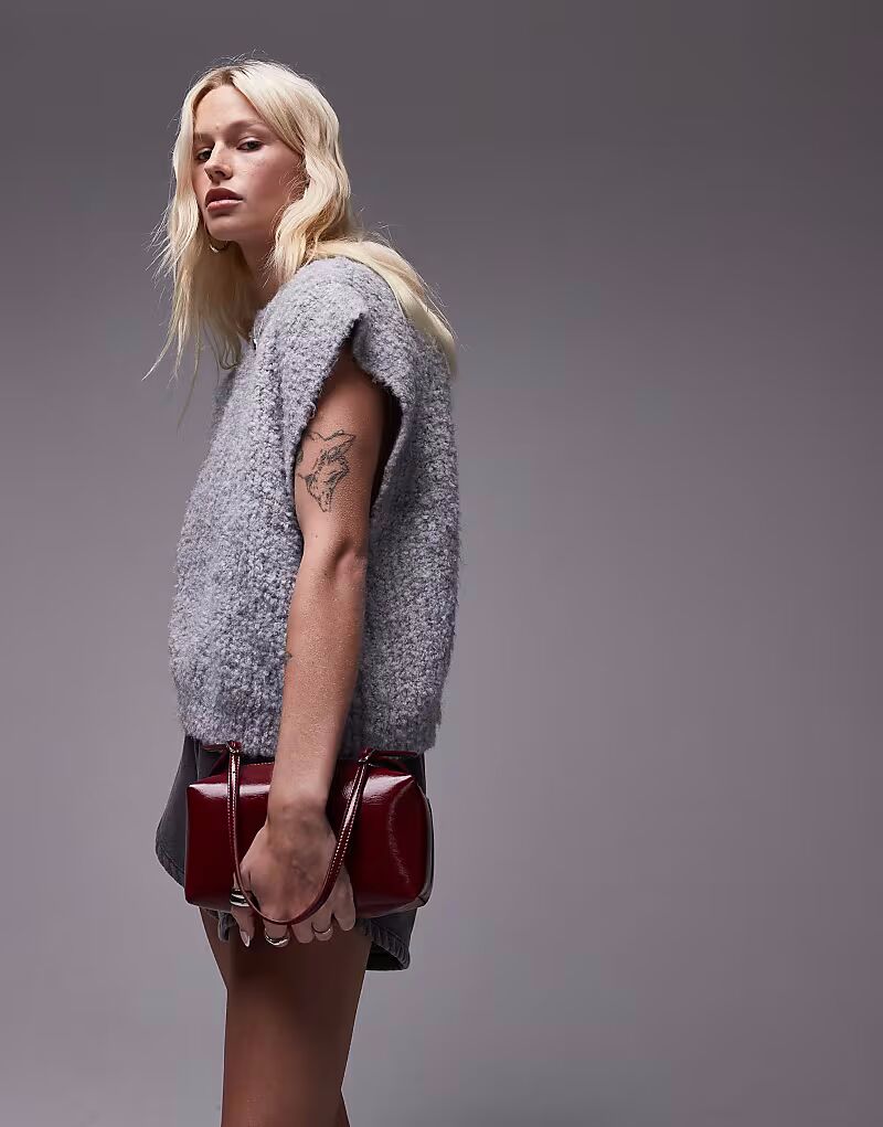 

Свободный трикотажный жилет с открытыми плечами, выполненный в технике букле, средне-серого цвета Topshop