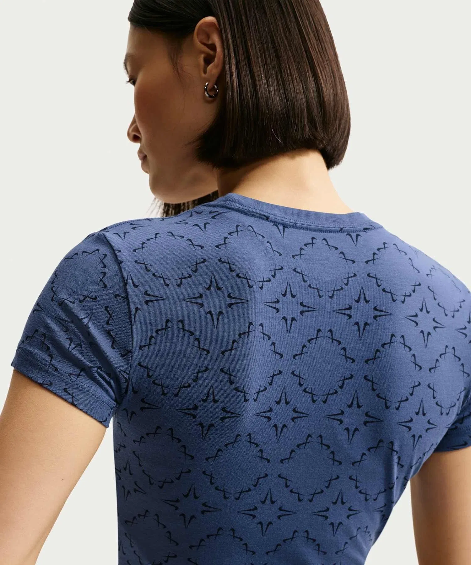 Женская футболка Nike Sportswear Chill Knit Slim Cropped T-Shirt — фото 2