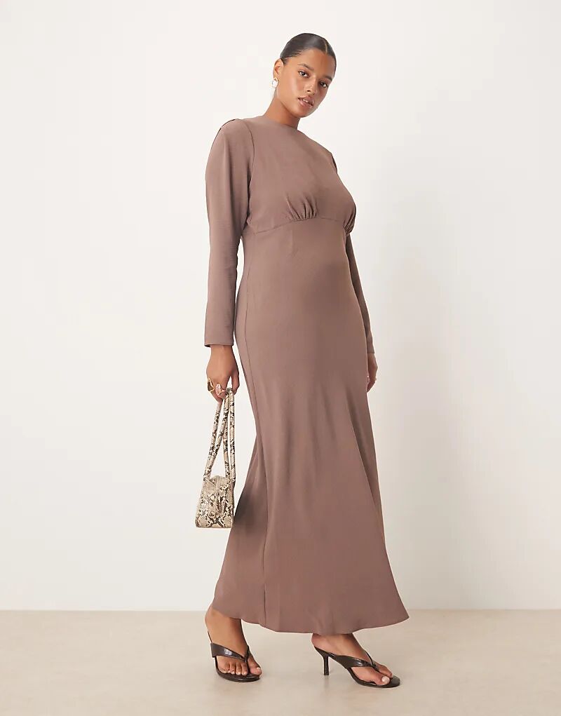 

Платье макси из атласа ASOS DESIGN Curve с косой вставкой на груди, насыщенного серо-коричневого цвета