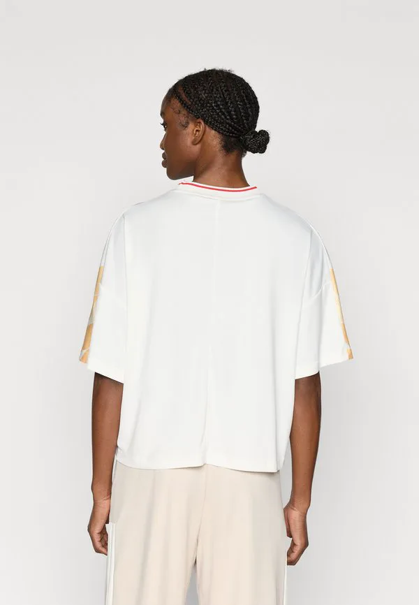 Футболка с принтом "тиро" Adidas Sportswear, Off White/Pure Ruby/Ray Blue — фото 3
