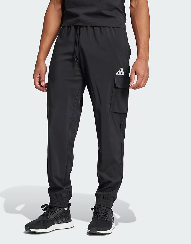 

Брюки-карго с маленьким логотипом Adidas Essentials черного/белого цвета Adidas Performance