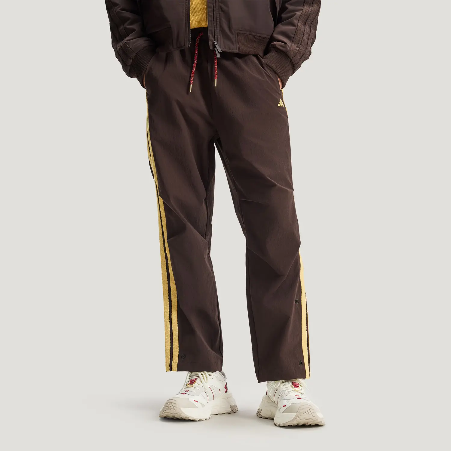 FW25 WOVEN TRACKSUIT BOTTOMS Мужские повседневные брюки Adidas, aurora коричневый/желтый — фото 4