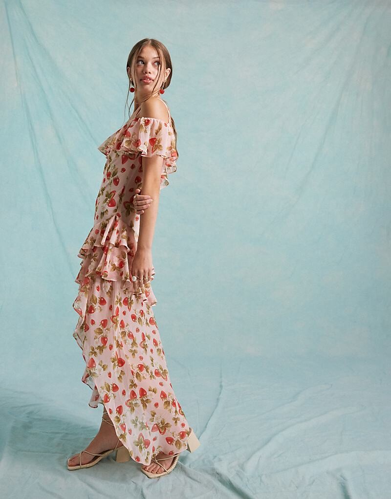 

Miss Selfridge – Шифоновое платье макси с асимметричным подолом и вырезом-бардо с клубничным узором