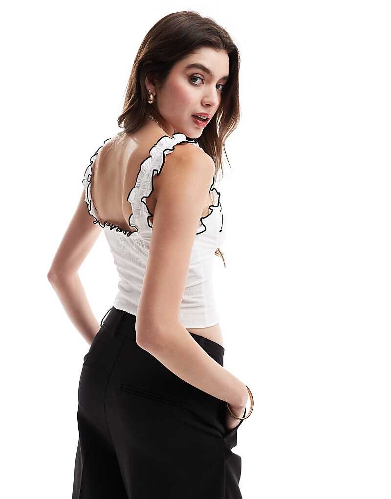 

Bershka – Белый топ доярки с ребристой отделкой черного цвета