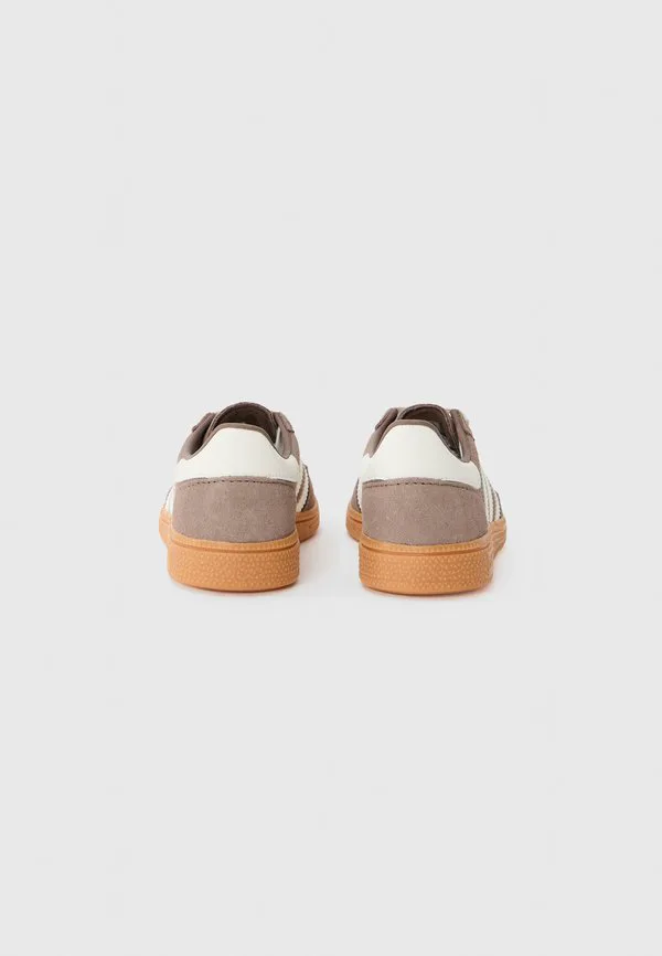 Специальные кроссовки для гандбола Adidas Originals, Earth Strata/Off White/Gum — фото 3