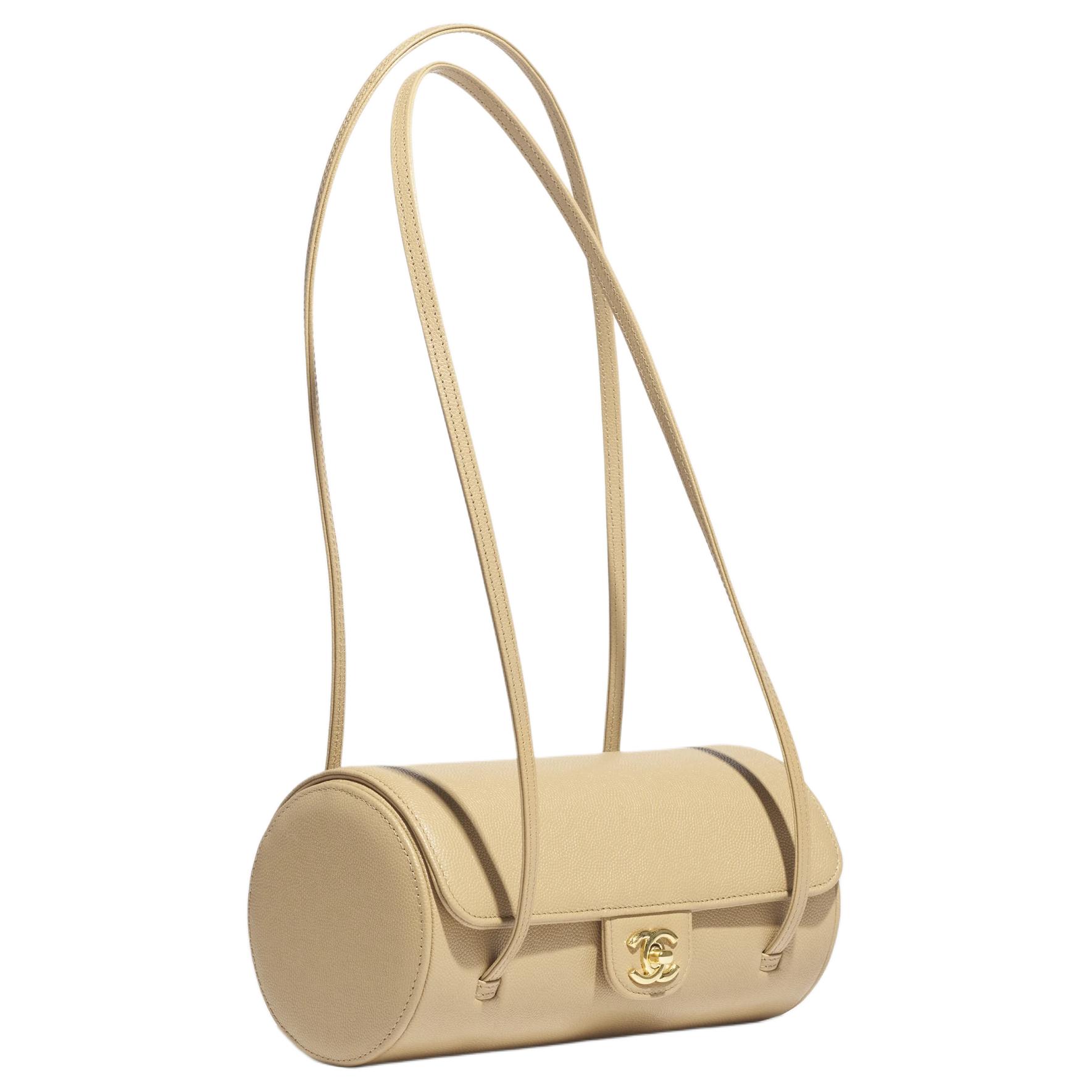 CHANEL Сумка боулинг Grain Embossed Shiny Calfskin & Gold Metal, женская маленькая, темно-бежевая — фото 2