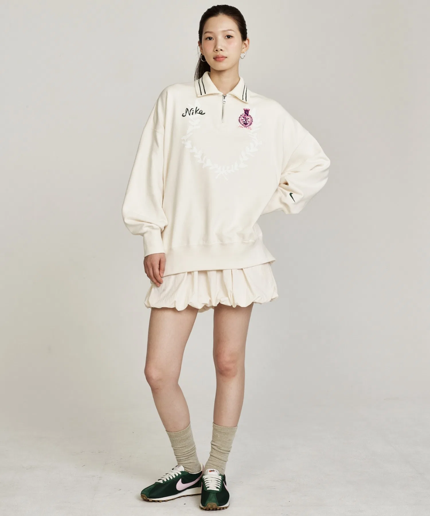 Женская флисовая поло-рубашка Nike Sportswear Oversized с застежкой-молнией на четверть длины IQ3943-110, цвет бледно-слоновой кости. — фото 2