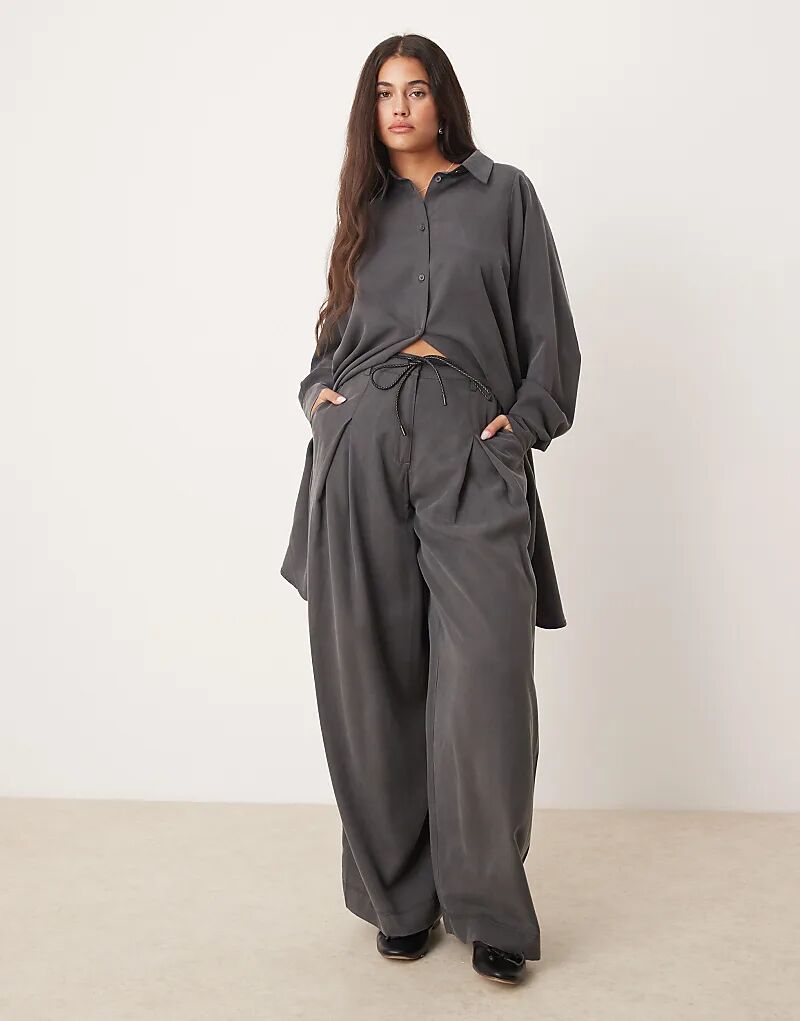 

Широкие брюки ASOS DESIGN со складками и завязкой серого цвета