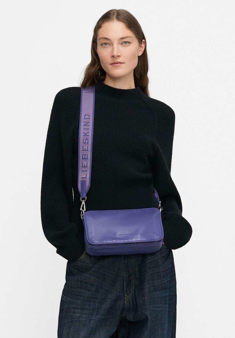 

Сумка кросс-боди Liebeskind Berlin CLARICE GERÄUMIGE, Lila/Purple