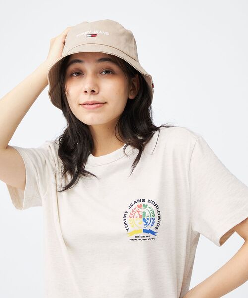 

Футболка с четырехцветным гербом TOMMY JEANS, белая