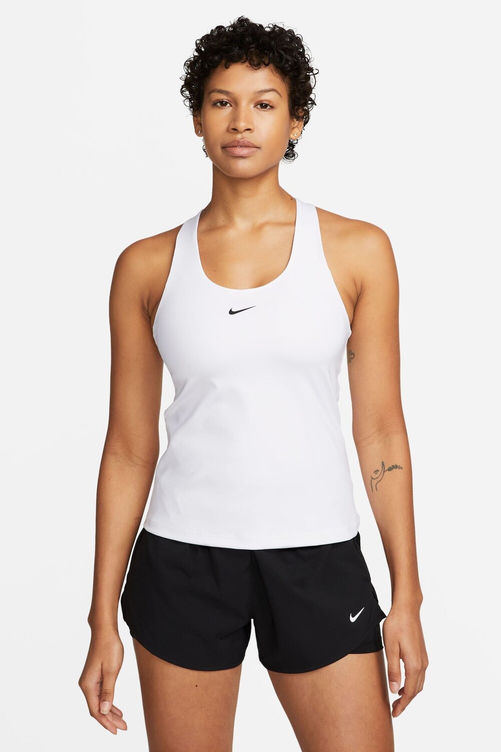 

Майка Swoosh со средней подкладкой и встроенным спортивным бюстгальтером Nike, белый
