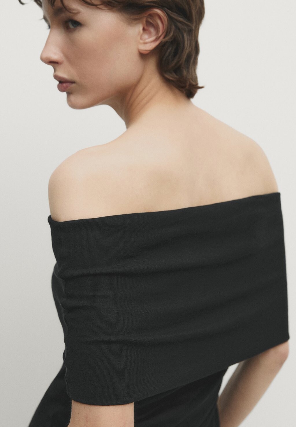 

Футболка с принтом OFF-THE-SHOULDER Massimo Dutti, черный