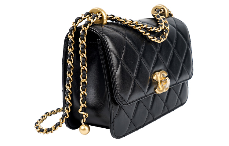 Сумка из телячьей кожи черная с золотистой фурнитурой CHANEL — фото 2