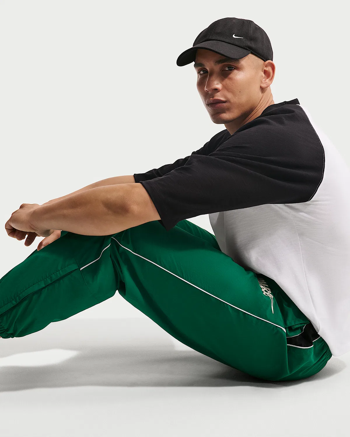 Мужские легкие штаны Nike Sportswear Club, Malachite/Black/Sail — фото 4