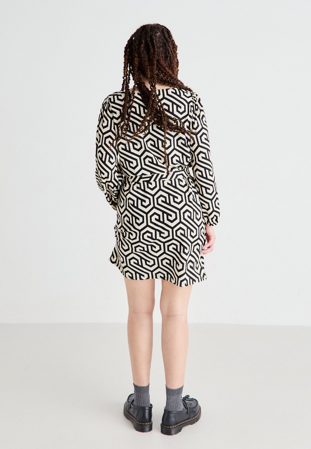 

Повседневное платье VMCMERVE SHORT DRESS Vero Moda Curve, бежевый