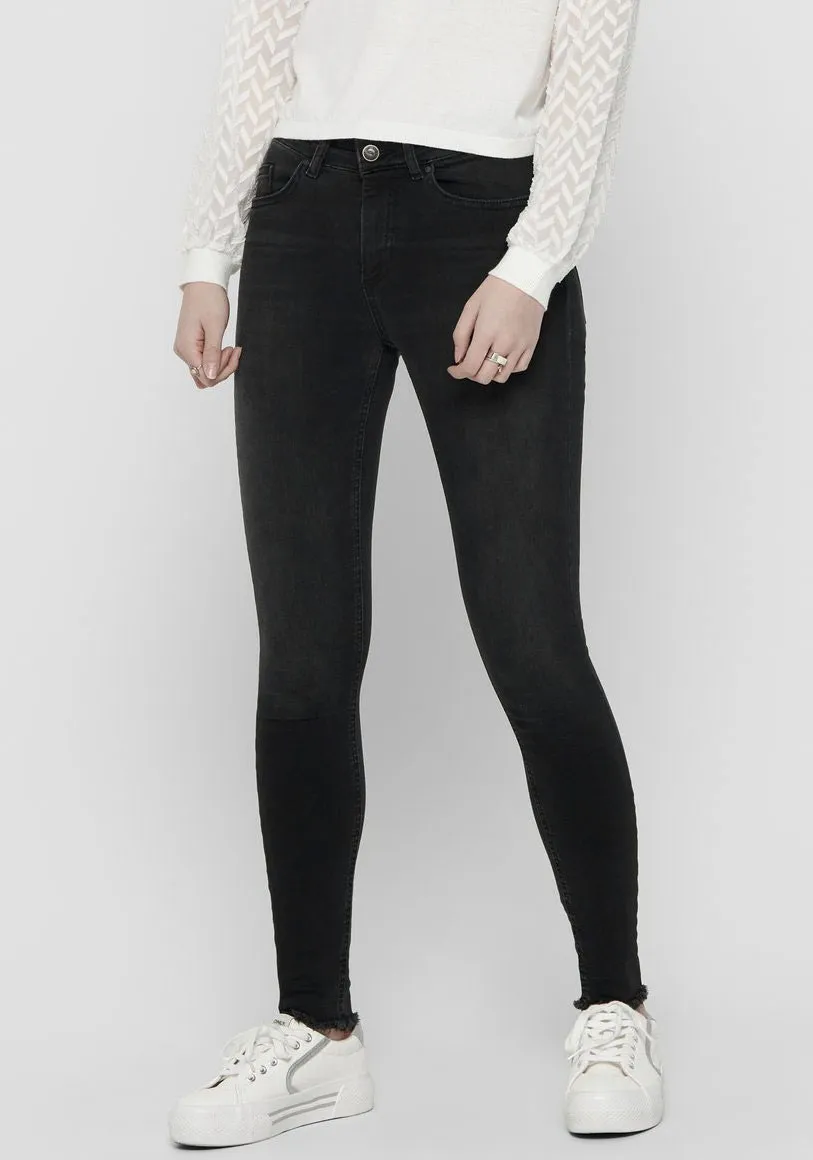 

Джинсы ONLY до щиколотки "ONLBLUSH MID SK ANK RW REA1099 NOOS", с бахромой по краю, черный