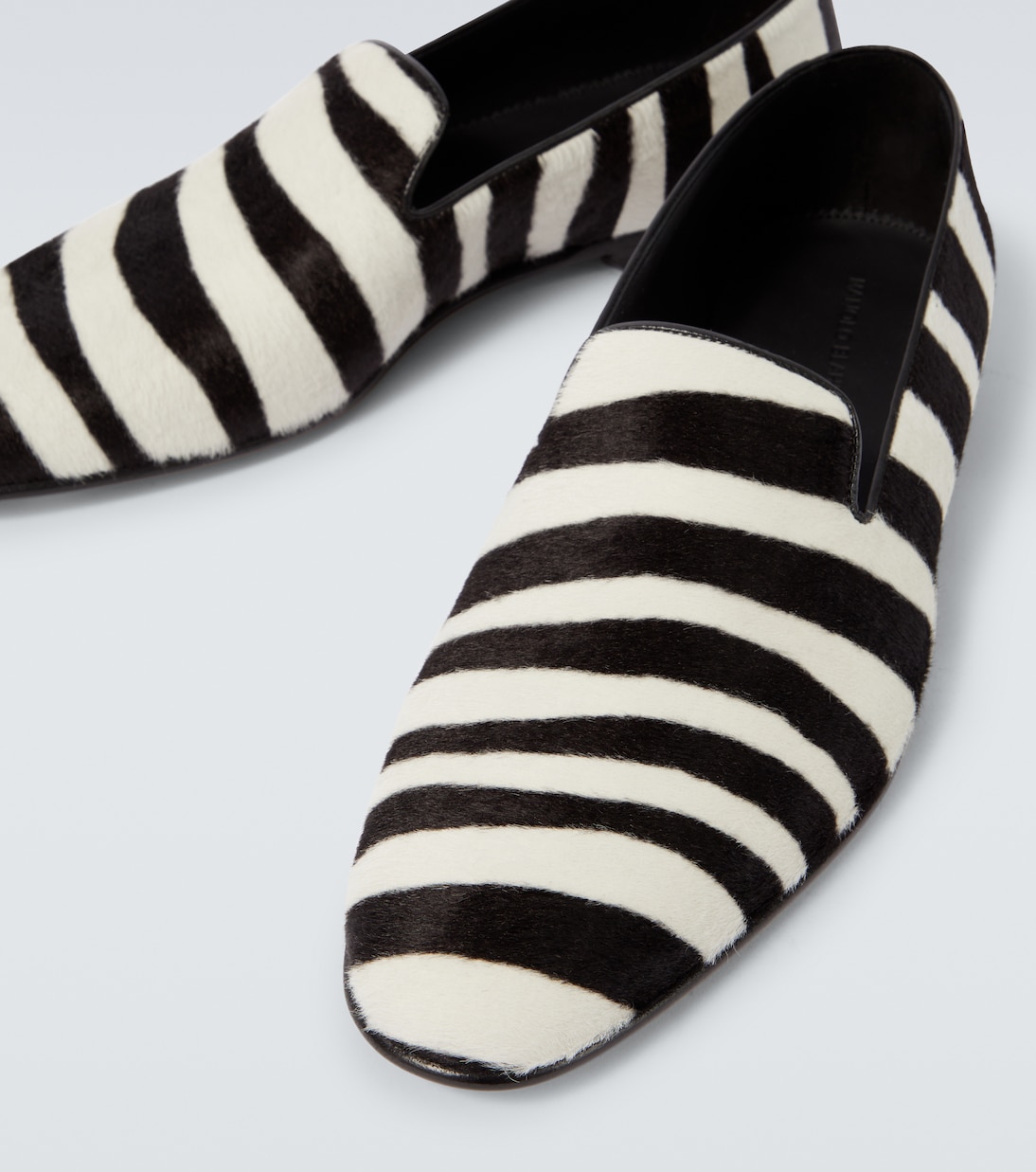 Марио лоферы из телячьей кожи с зебровым принтом Manolo Blahnik, 0015 Blck/1118 Dcrm — фото 3