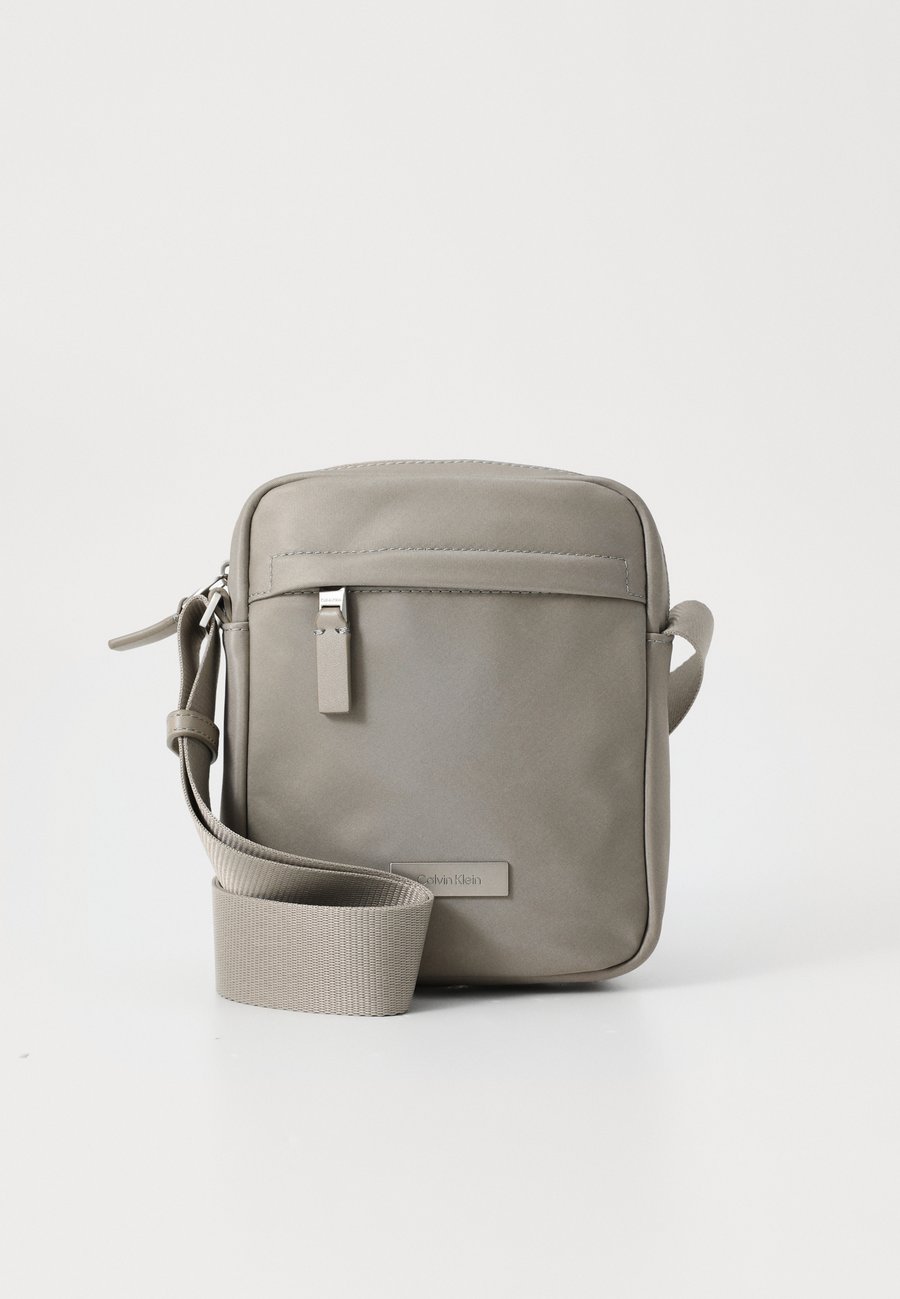 

Сумка кросс-боди Calvin Klein MICRO PEBBLE, Desert Taupe/Taupe