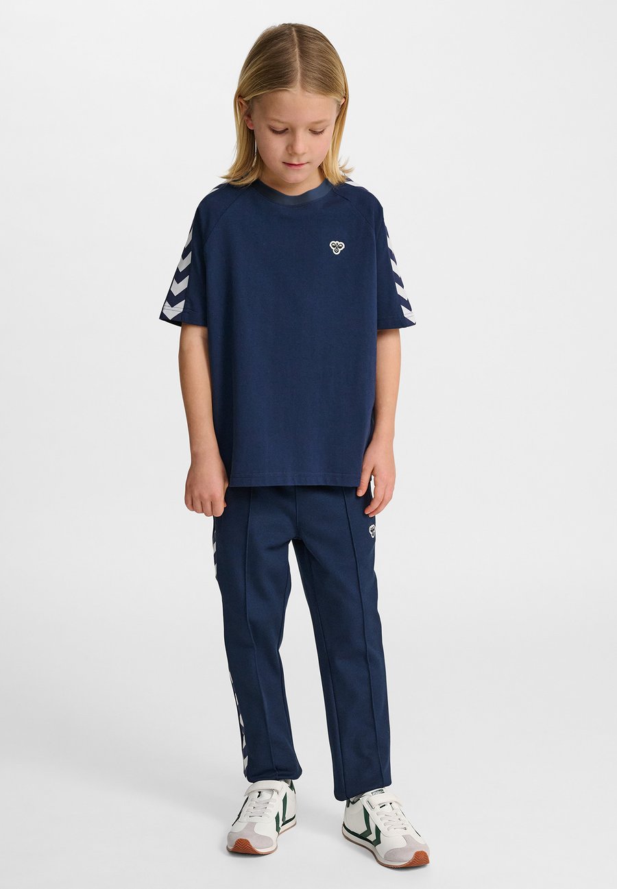 

Футболка Hummel HMLJR ARCHIVE LOOSE , Dress Blues/Blue, Синий, Футболка Hummel HMLJR ARCHIVE LOOSE , Dress Blues/Blue