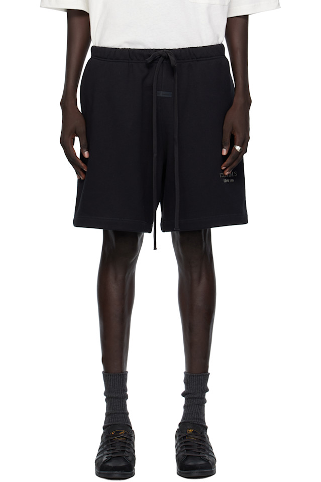 

Fear Of God Essentials Черные флисовые футбольные шорты