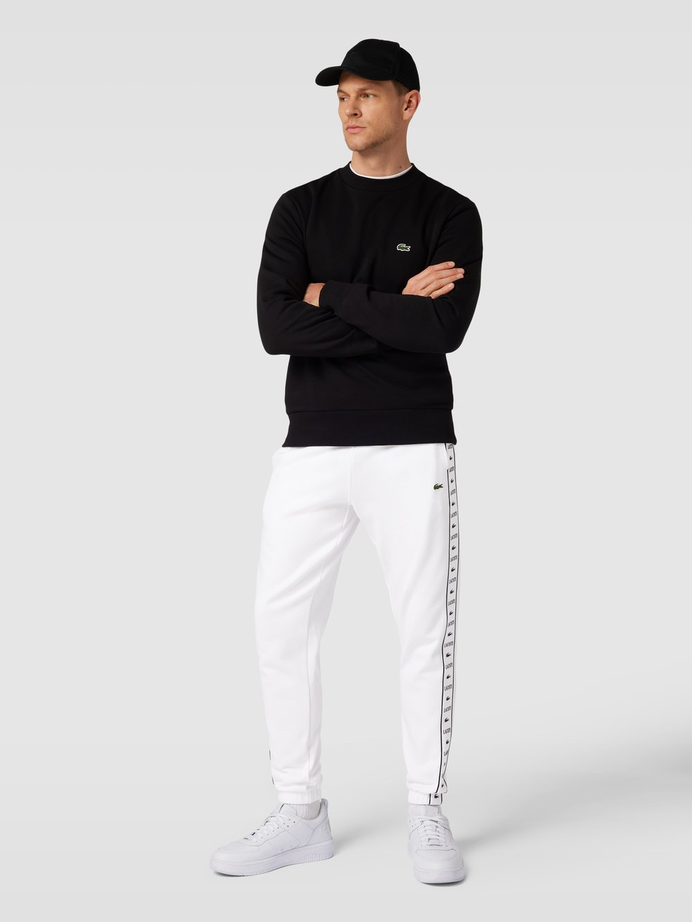 

Спортивные штаны с нашивками-лейблами Lacoste, белый