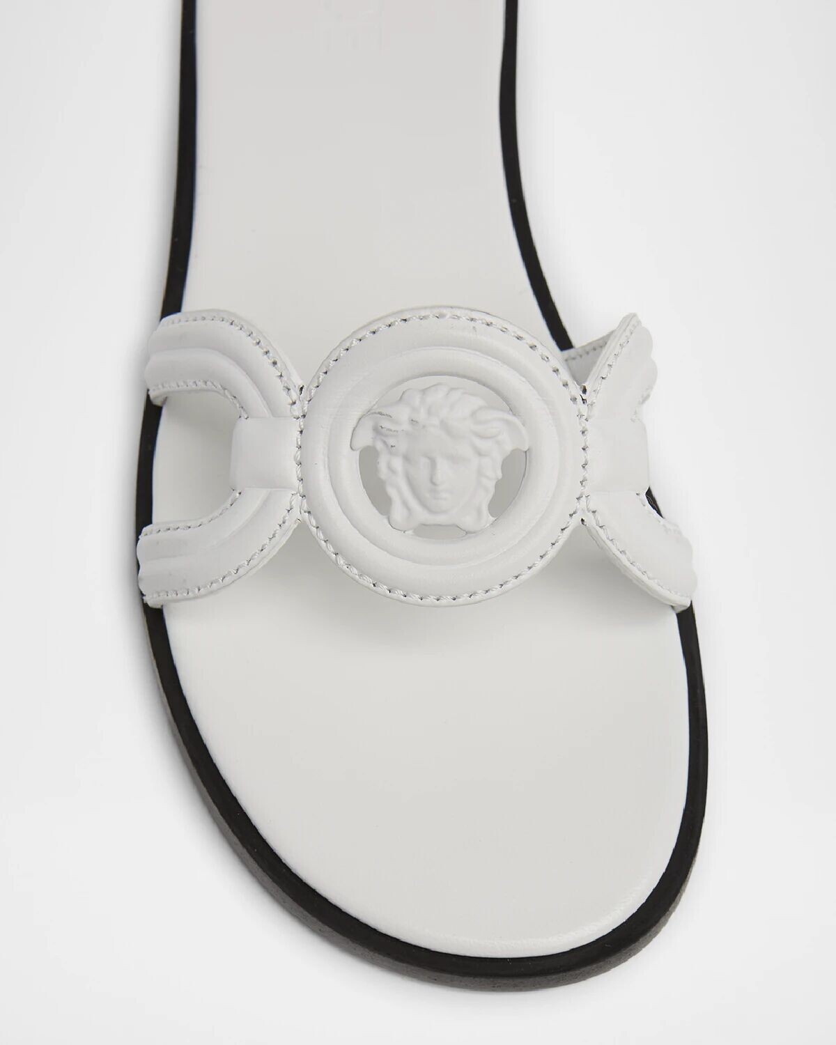 Кожаные шлепанцы на плоской подошве с декором Medusa Versace, цвет Porcelain White — фото 4