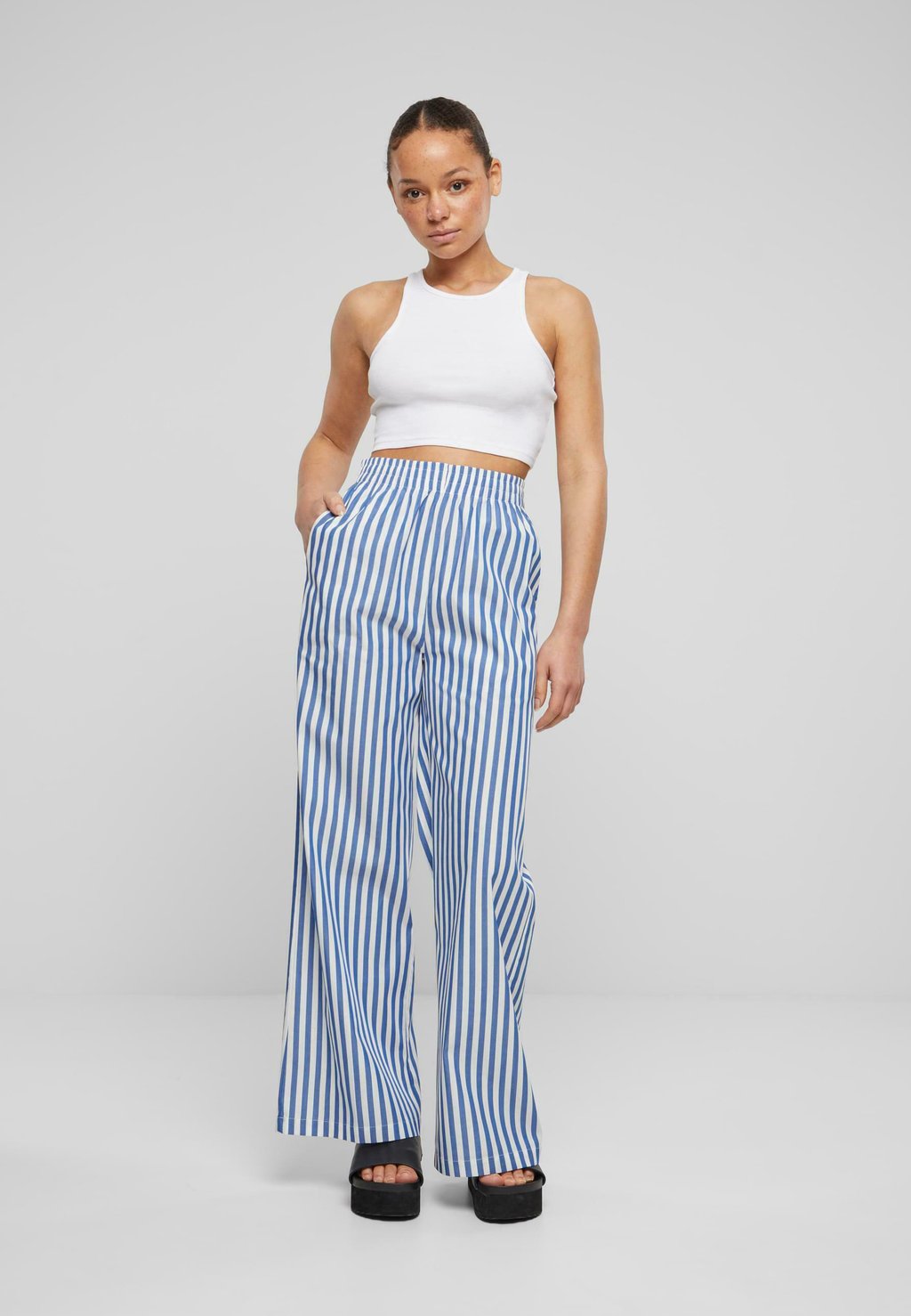 

Брюки Striped Loose Urban Classics, бело-синие