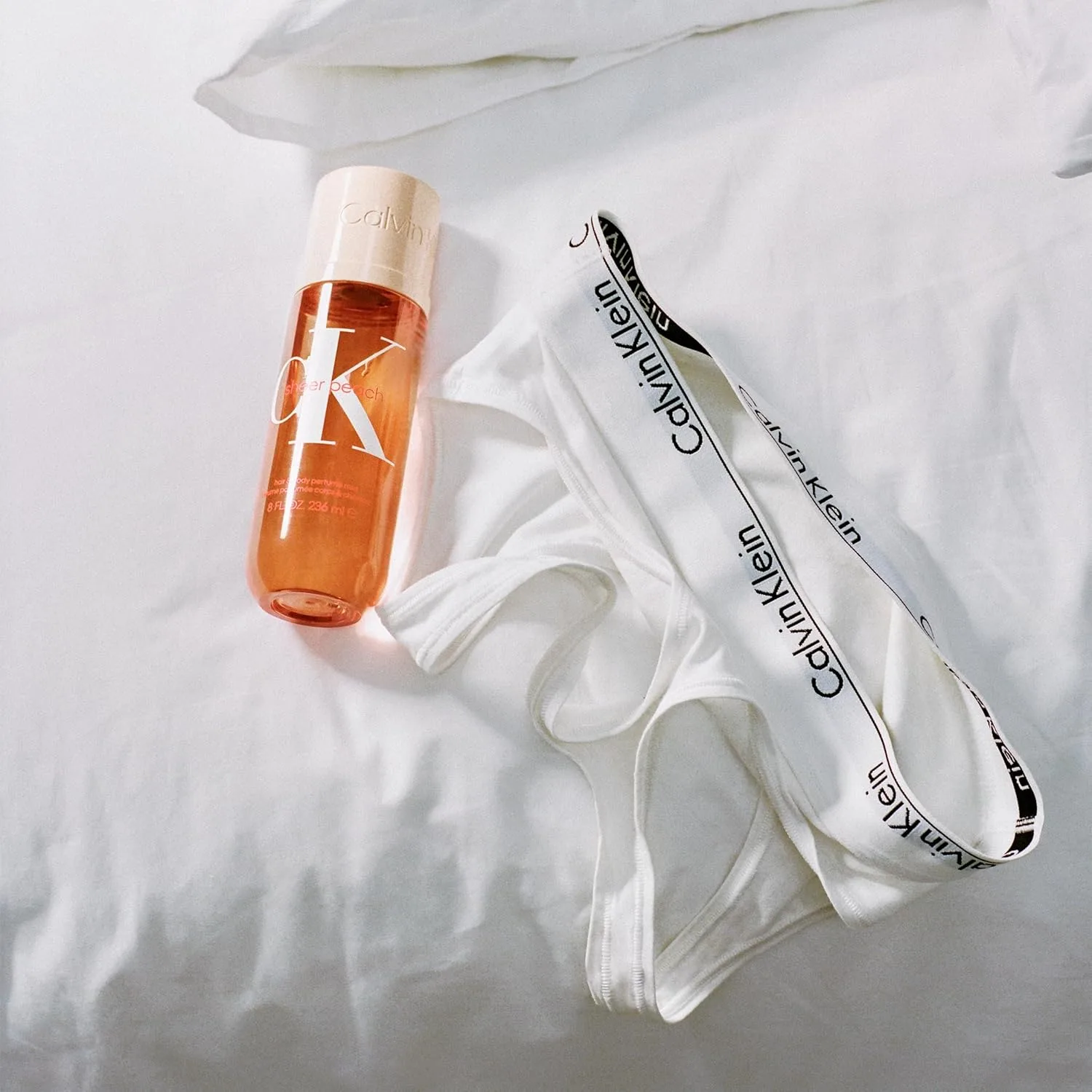 Парфюмированные спреи для волос и тела Calvin Klein - увлажняющий аромат для женщин и мужчин - освежает кожу в течение всего дня - варианты ароматов: гурманский, фруктовый, ванильный и цветочный., Sheer Peach — фото 3