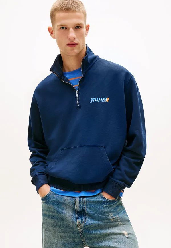 

Свитшот из махровой ткани с застежкой-молнией до середины груди, свободного кроя, из высти Tommy Jeans, Dark Night Navy, Синий, Свитшот из махровой ткани с застежкой-молнией до середины груди, свободного кроя, из высти Tommy Jeans, Dark Night Navy