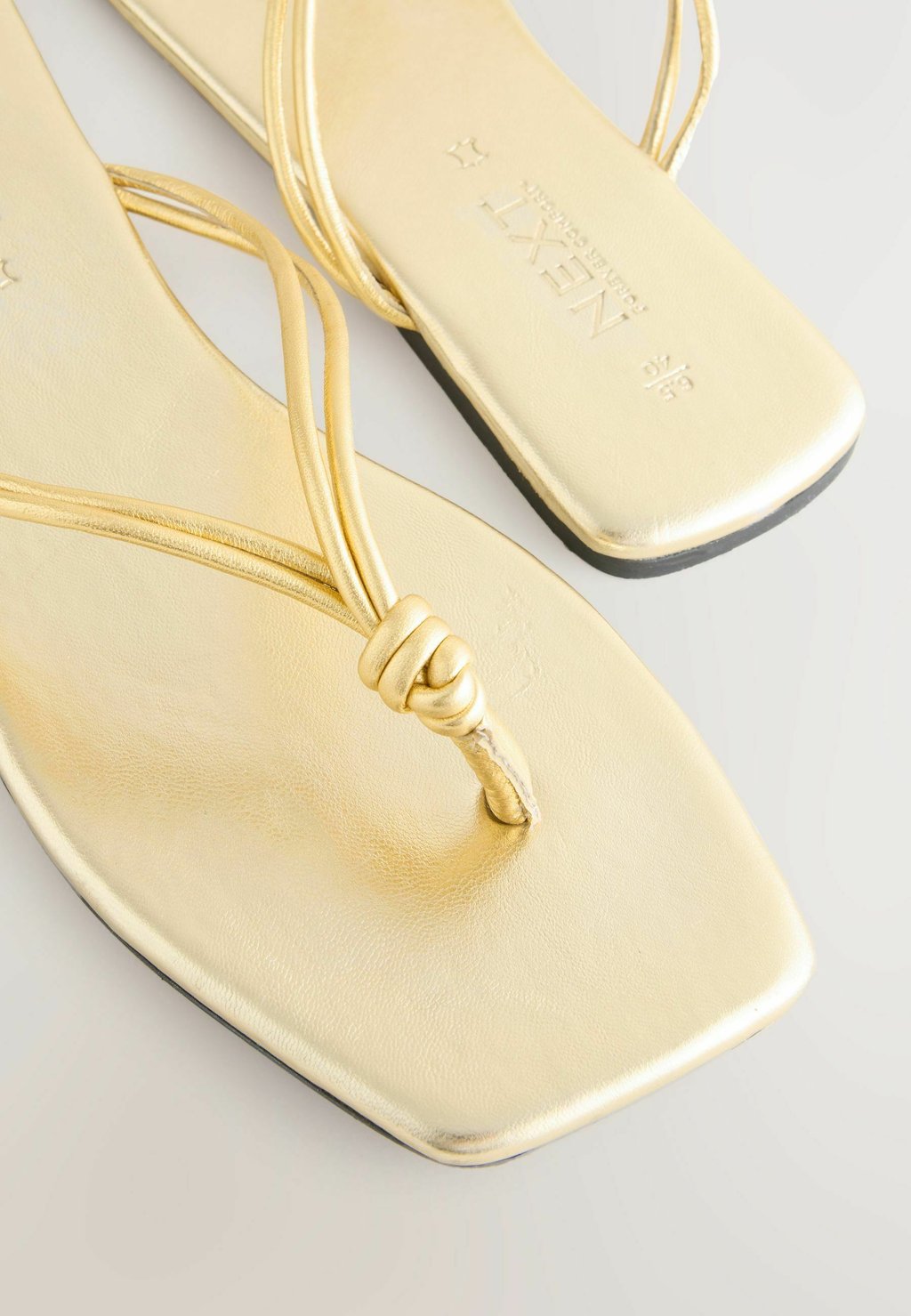 Сандалии с Т-образной застежкой FOREVER COMFORT KNOTTED TOE THONGS Next, золотистый — фото 4