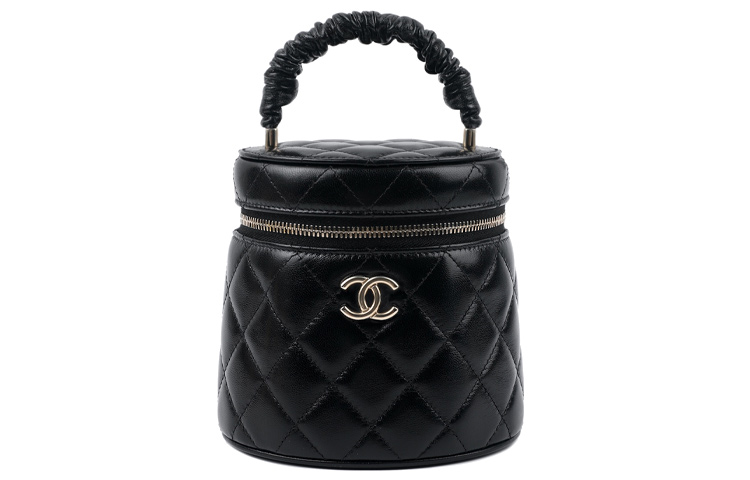 

CHANEL Блестящая кожаная косметичка