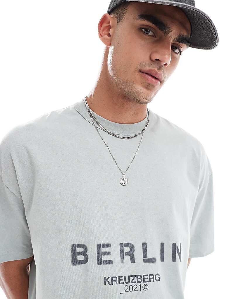 

ASOS DESIGN – футболка оверсайз размытого серого цвета с принтом «Берлин»