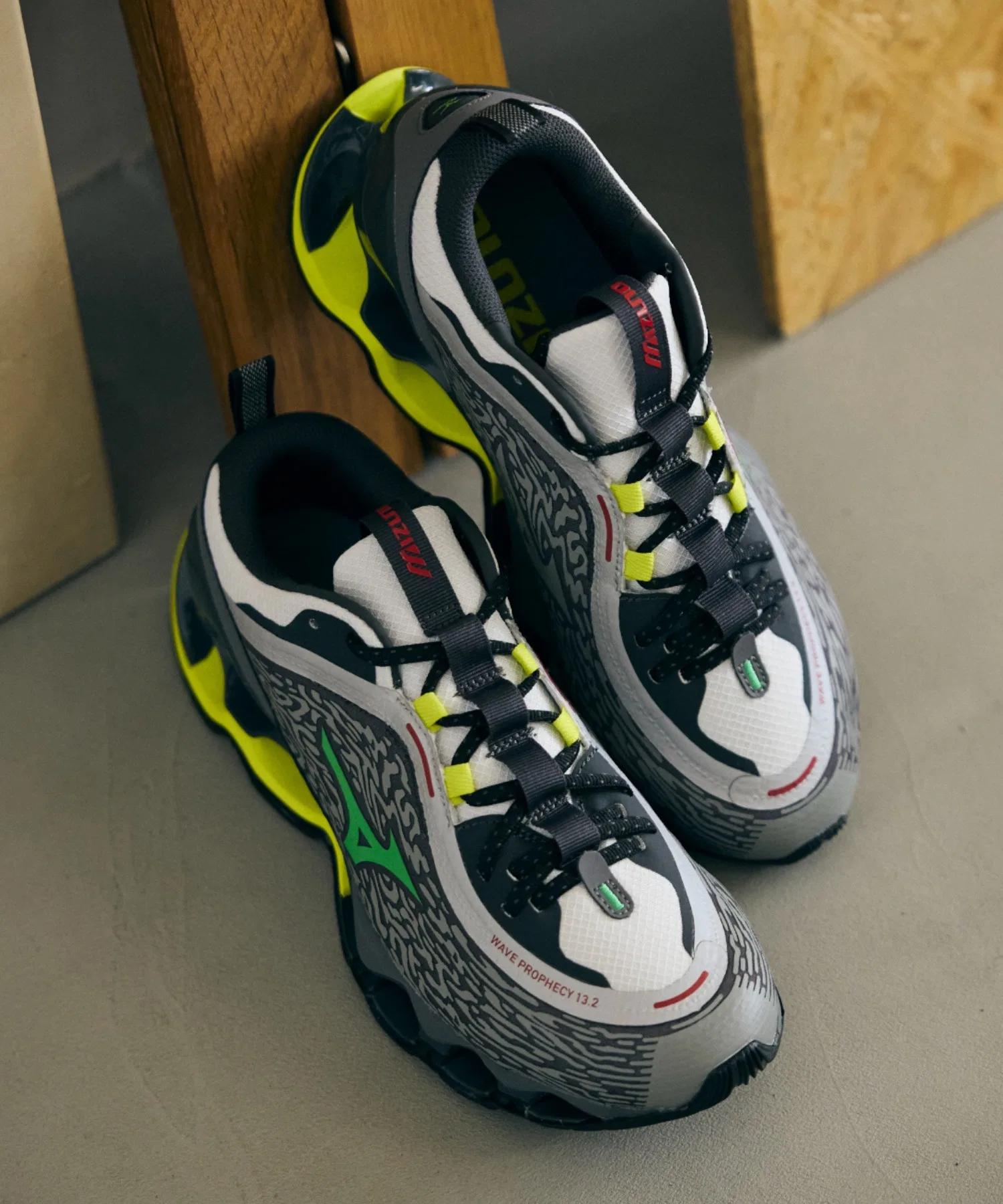 Унисекс кроссовки MIZUNO WAVE PROPHECY 13.2 серые — фото 2