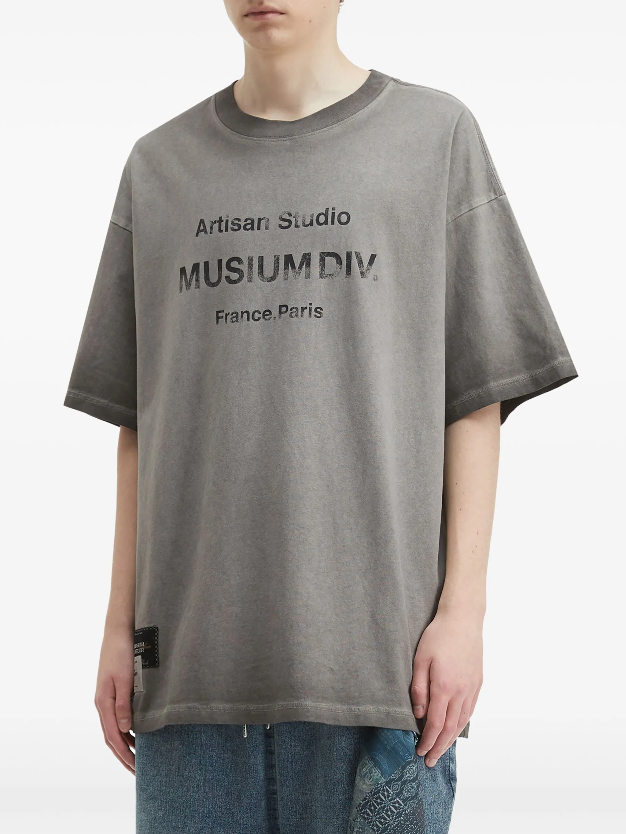 

Футболка оверсайз с графичным принтом Musium Div., серый