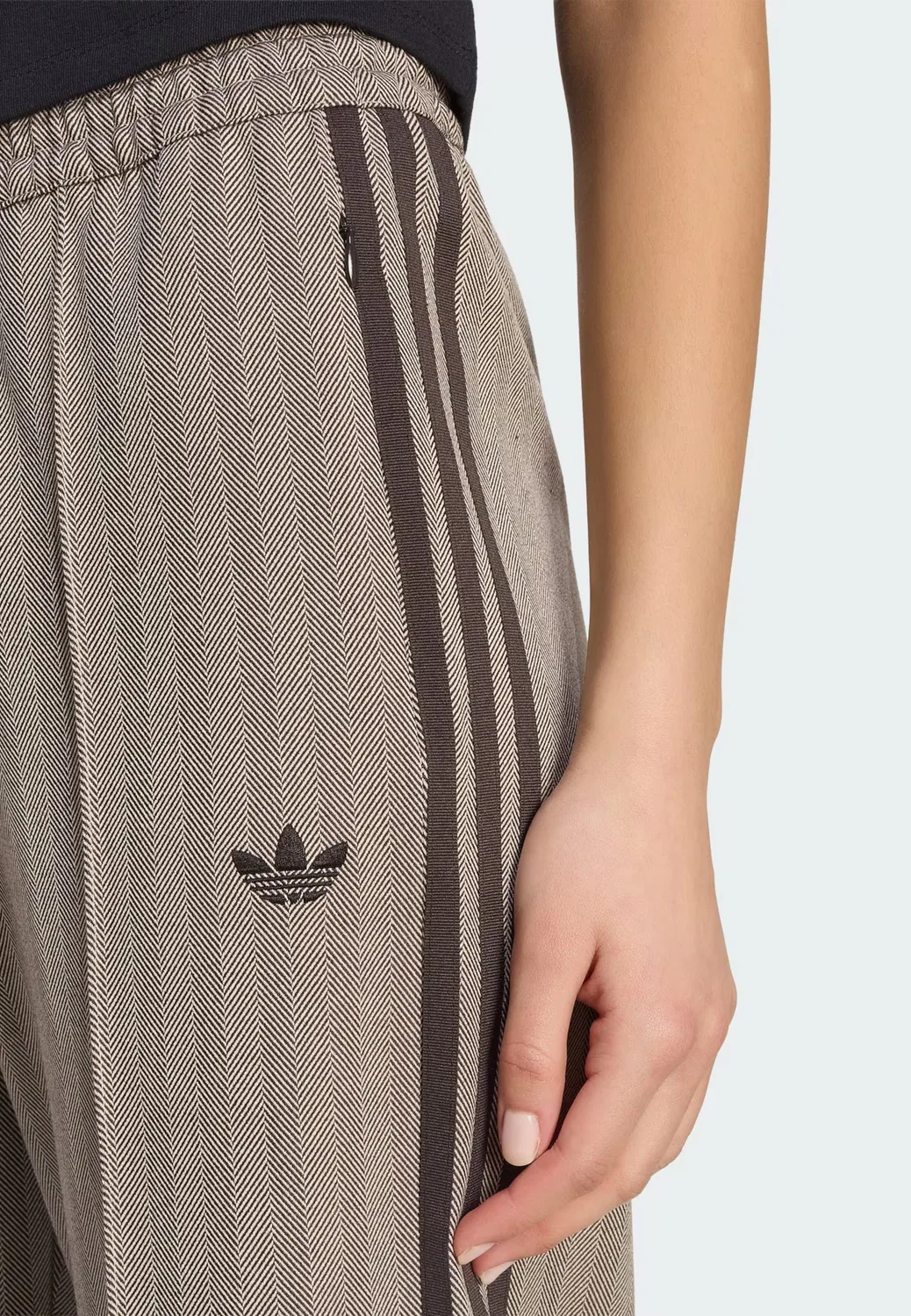 Брюки Adidas Originals свободного кроя CLASSIC в светло-коричневом и темно-коричневом цветах — фото 4