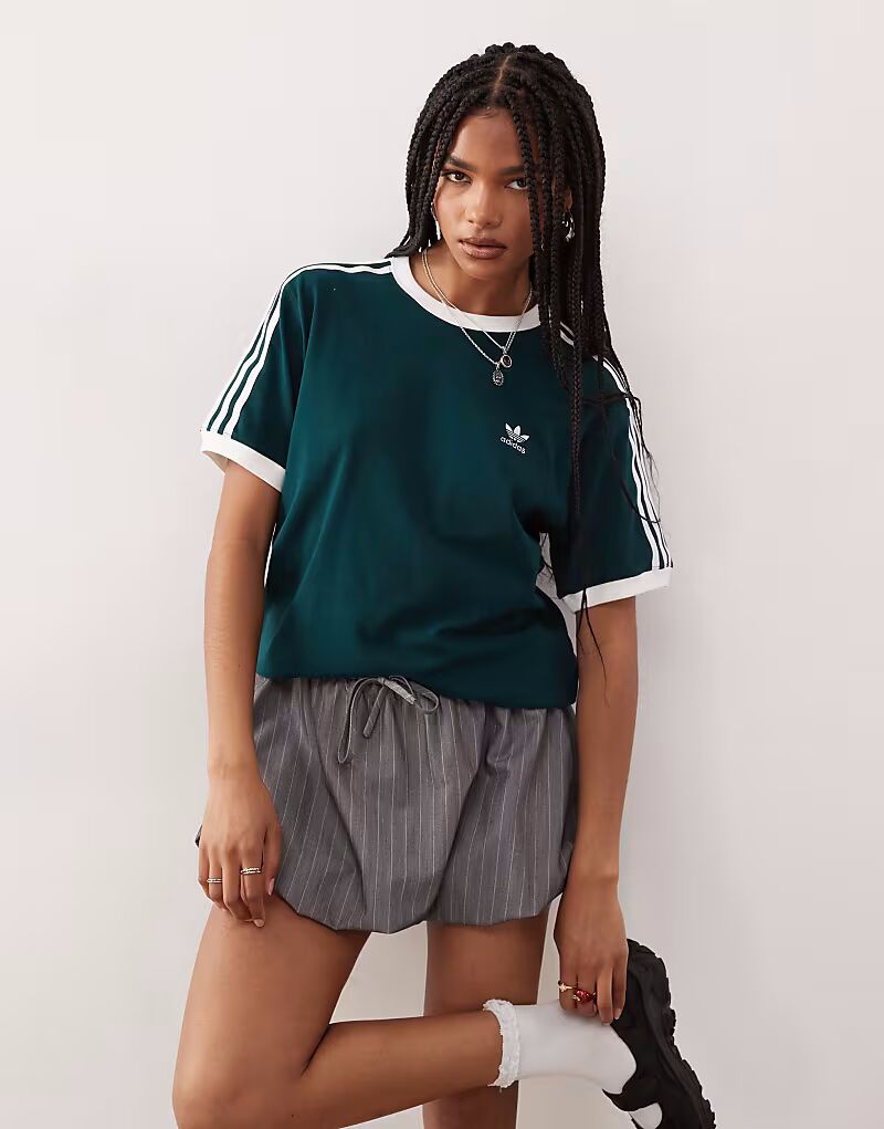 

Футболка Adidas Originals с тремя полосками в цвете aurora ivy/белый