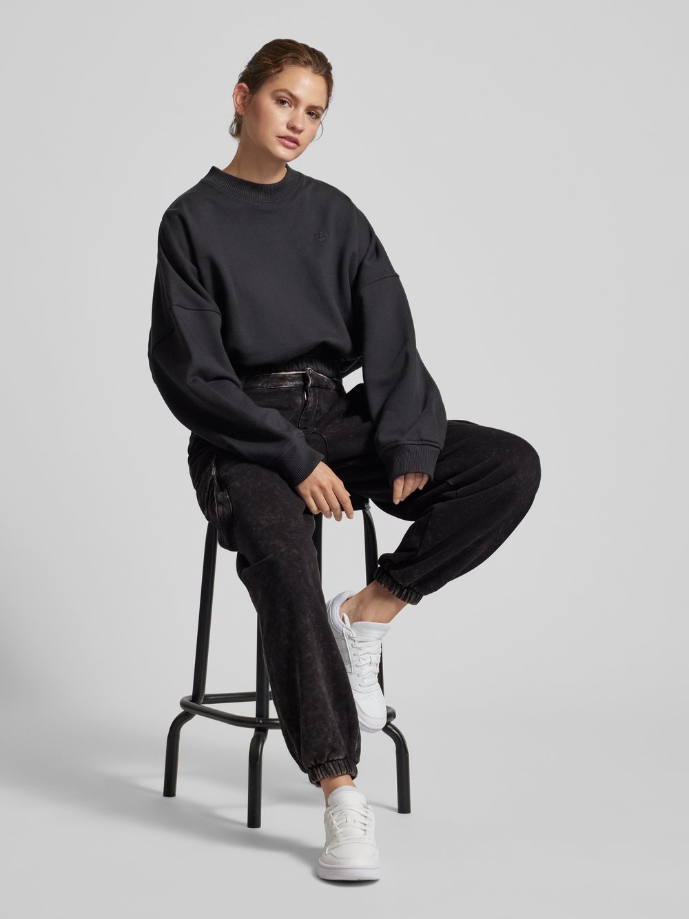

Брюки карго с накладными карманами adidas Originals, черный