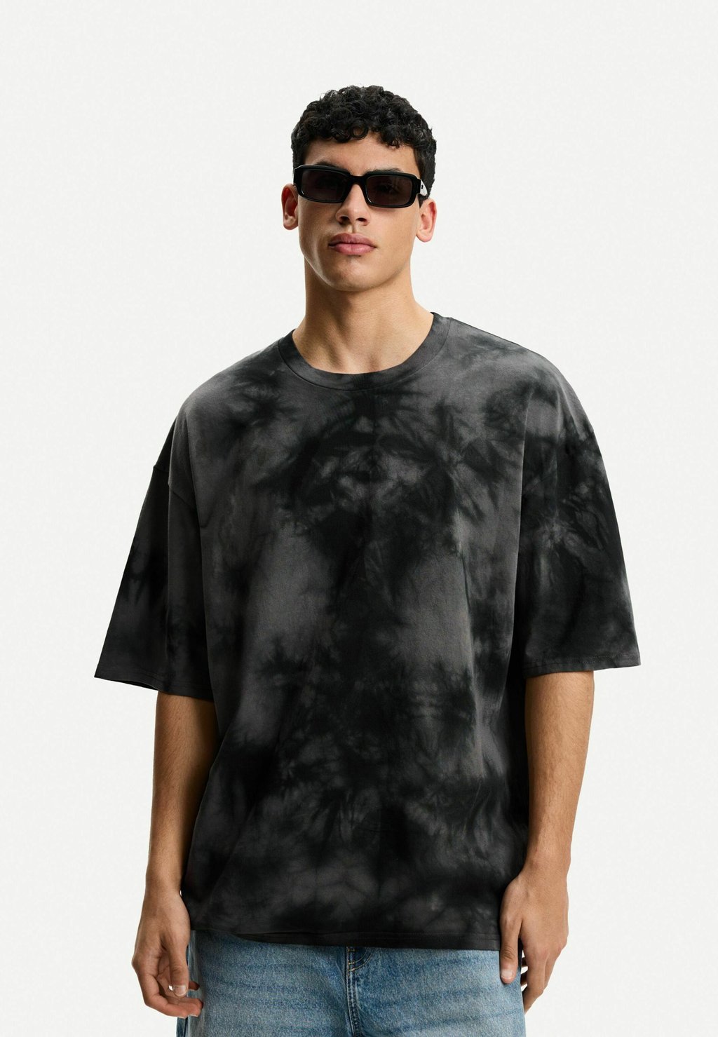 

Футболка с принтом TIE-DYE SHORT SLEEVE Bershka, серый