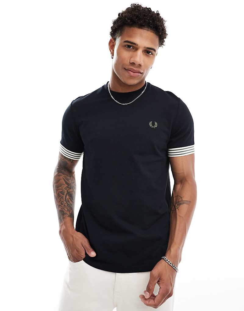 

Fred Perry – черная футболка с контрастными манжетами