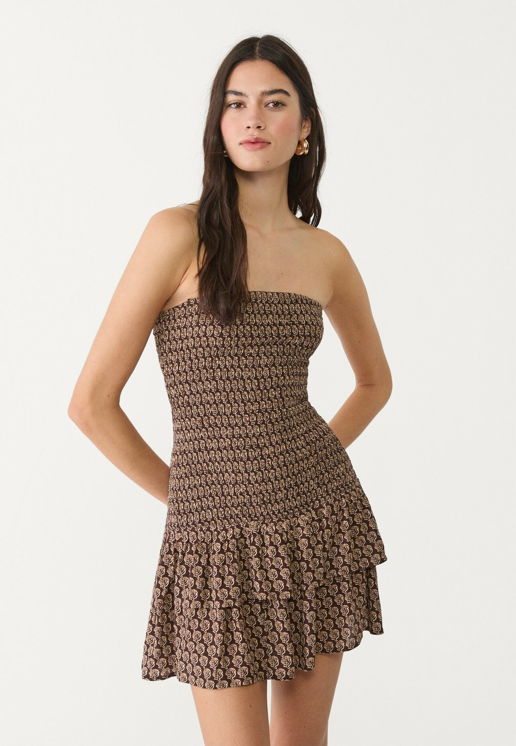 

Повседневное платье PRINTED WITH RUFFLES Stradivarius, темно-коричневый