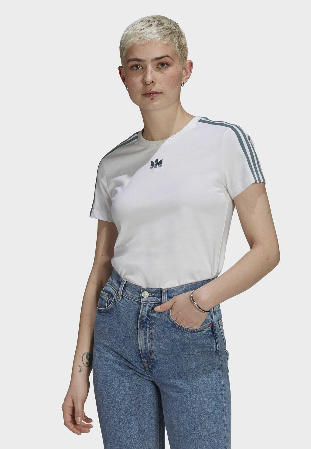 

Футболка с принтом adidas Originals, белая