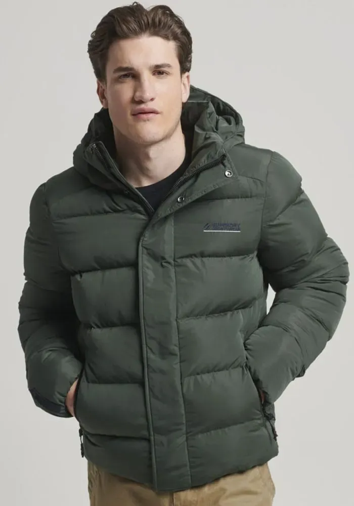 

Стеганая куртка Superdry "СПОРТ ПУФФЕР ИЗ МИКРОФИБРЫ С КАПЮШОНОМ", зеленый