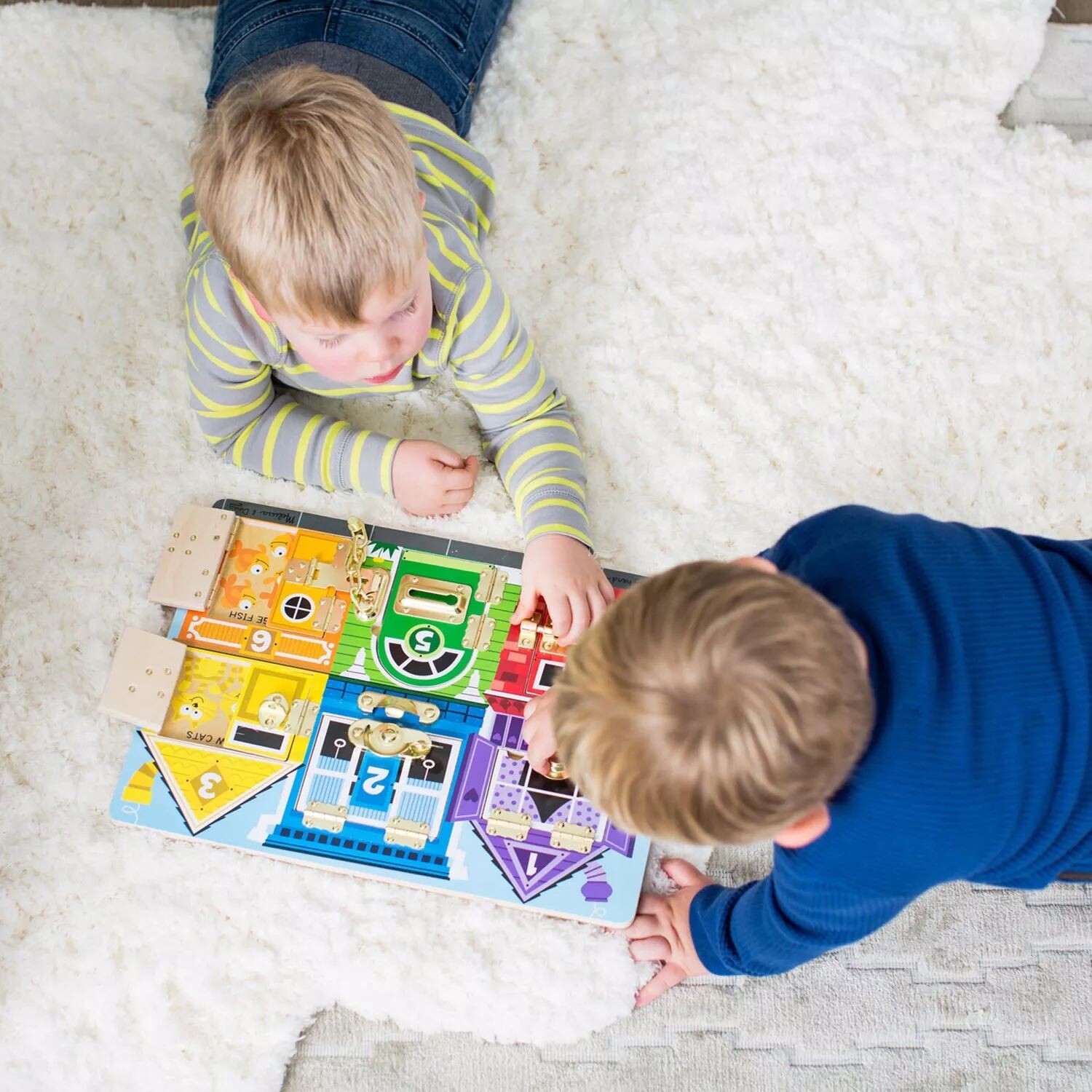 Мелисса и Дуг запирают настольную головоломку Melissa & Doug